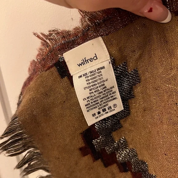 Geometric Patterned Scarf - Picture 5 of 6